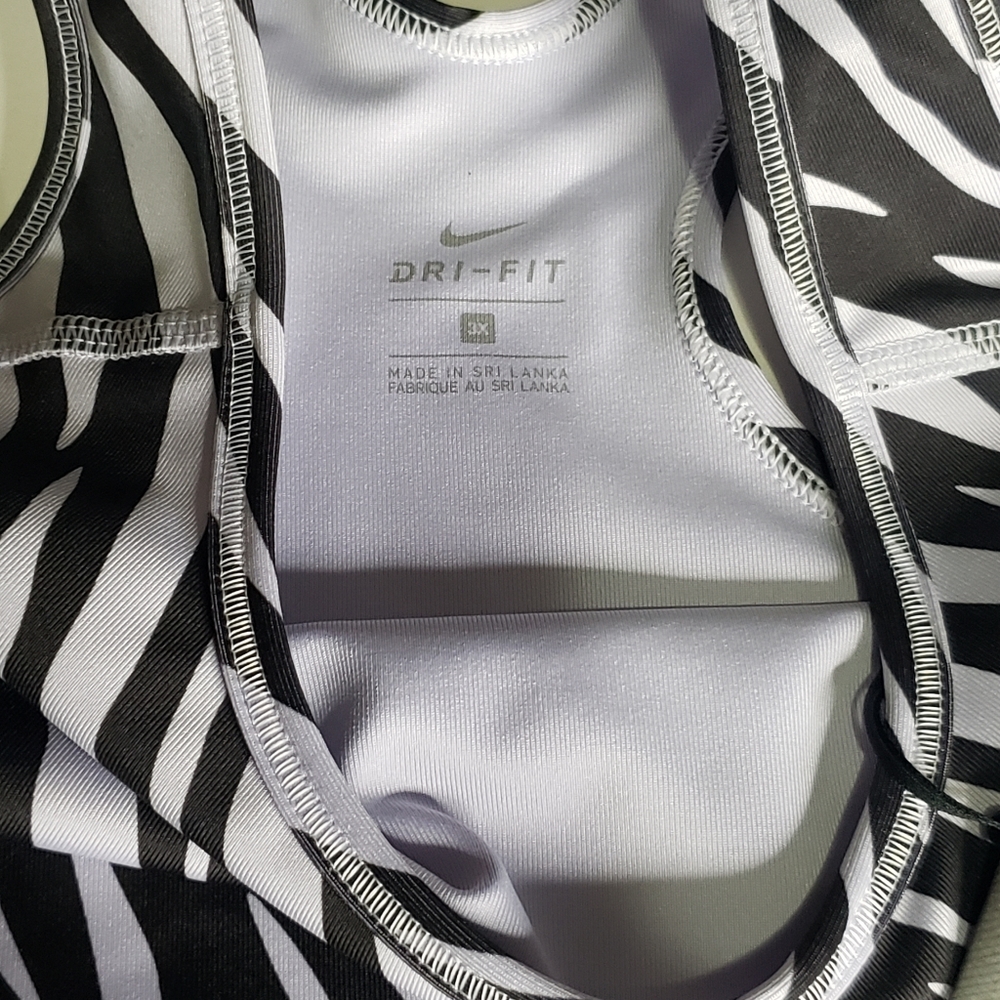 Nike Swoosh Icon Clash Sports Bra - Picture 4 of 4